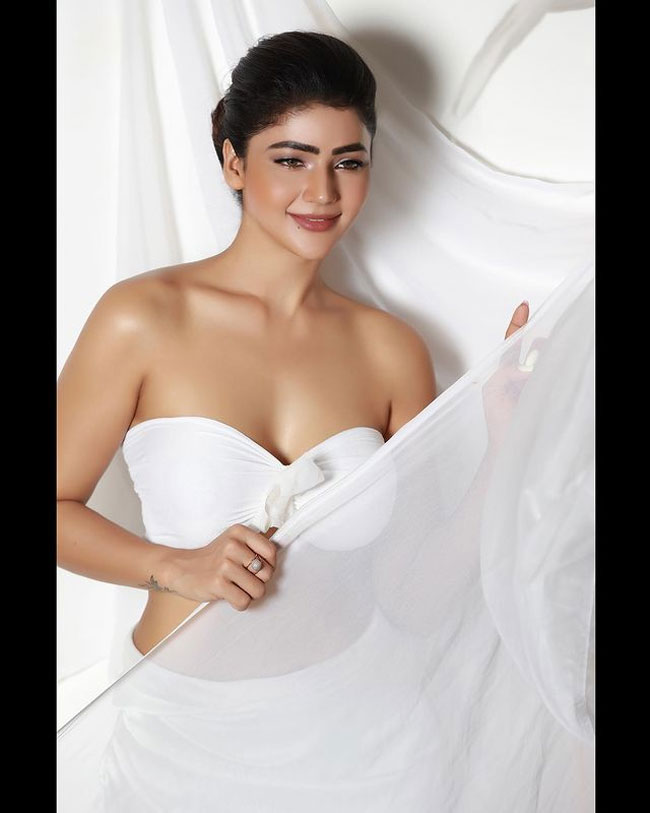 Staggering Poses Of Soniya Bansal In Red